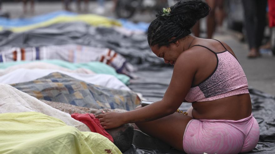 Suman 132 los muertos en la operación policial en Río de Janeiro y en las favelas exponen los cadáveres en las plazas