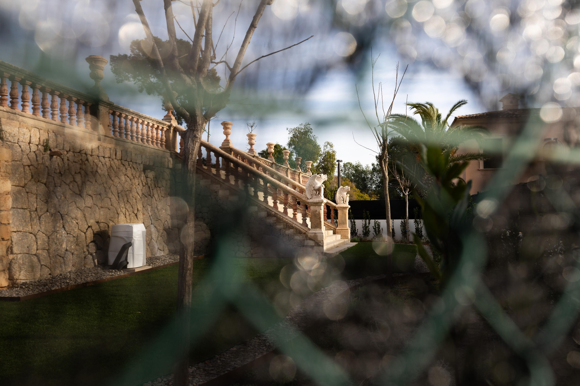 Vista de una parte de la edificación tras la verja que rodea la finca