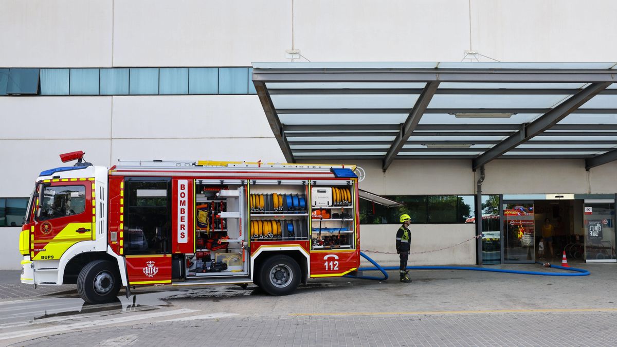 Efectivos del cuerpo de bomberos acuden a la planta de Psiquiatría del hospital La Fe de Valencia en la que este lunes ha fallecido una mujer debido a un incendio que ha obligado a evacuar a los pacientes y al personal de esa planta y de una inferior. EFE/ Ana Escobar