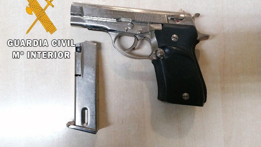 Pistola que llevaban en el coche los dos detenidos en Salamanca.