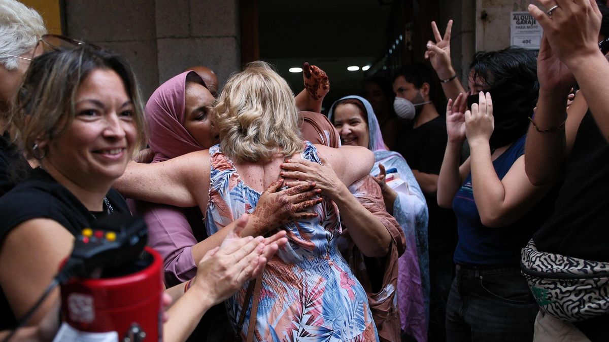 Inquilinos del edificio, vecinos y activistas de la plataforma ciudadana Derecho al Techo celebran la decisión. EFE/Ángel Medina G.