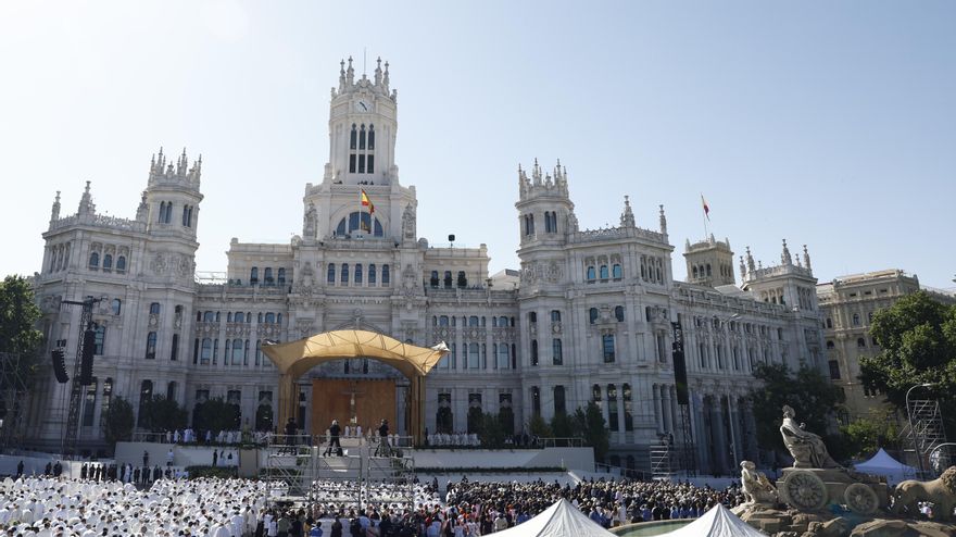 Vista general de la plaza Cibeles donde el papa León XIV oficia la misa del Corpus Christi, este domingo, en Madrid.