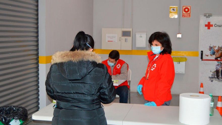 Criz Roja atiende a mujeres en dificultad social.