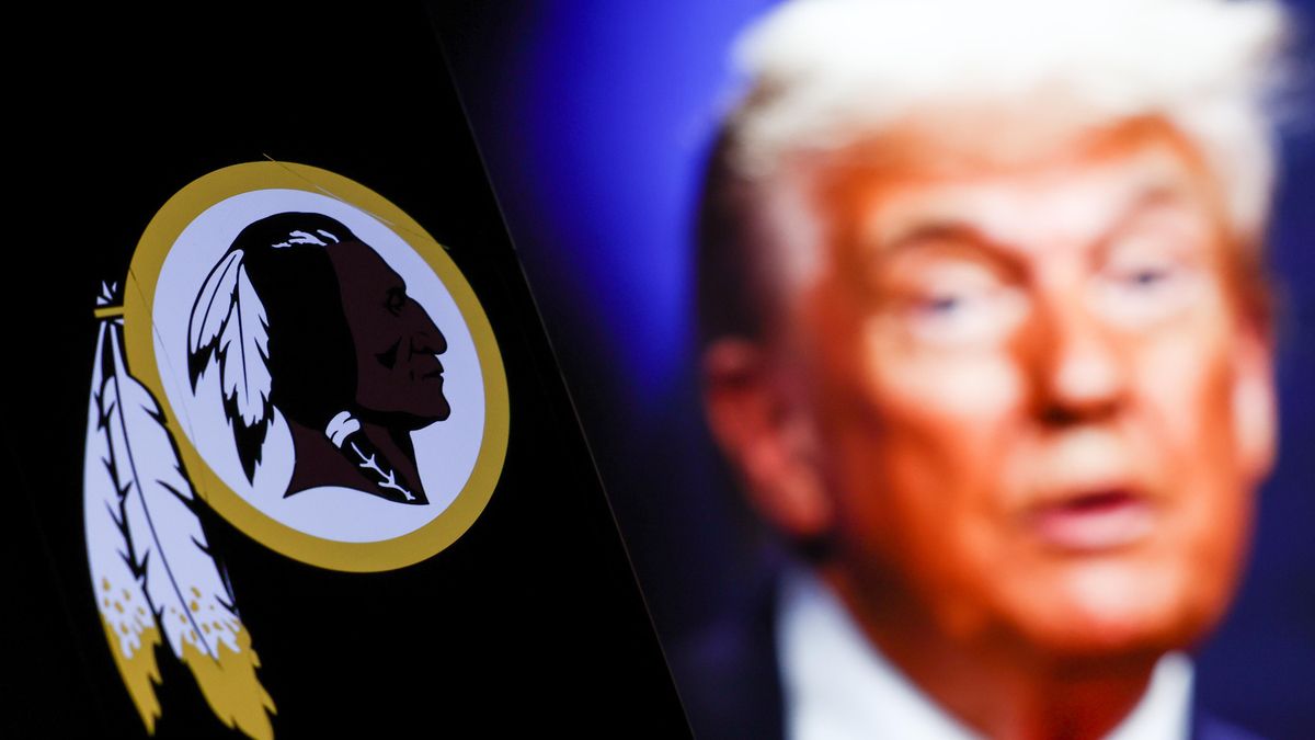 Montaje del logo de los Washington Redskins y una foto de Donald Trump tomada el 25 de junio en La Haya.