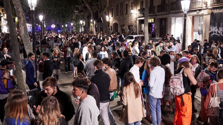 Un total de 3.495 personas que se habían concentrado para celebrar botellones han sido desalojadas la pasada noche de varios puntos de Barcelona, han informado a Efe fuentes de la Guardia Urbana y de los Mossos d'Esquadra. EFE/Alejandro Garcia