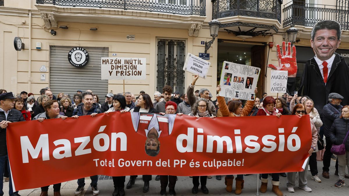 El sindicalista Miquel Coll, Verònica Cantó (AVL) i les associacions de víctimes de la dana, Premi Vicent Ventura 2026