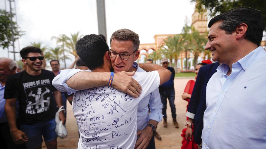 El líder del PP, Alberto Núñez Feijóo, durante su visita a la Feria de Córdoba, este sábado.