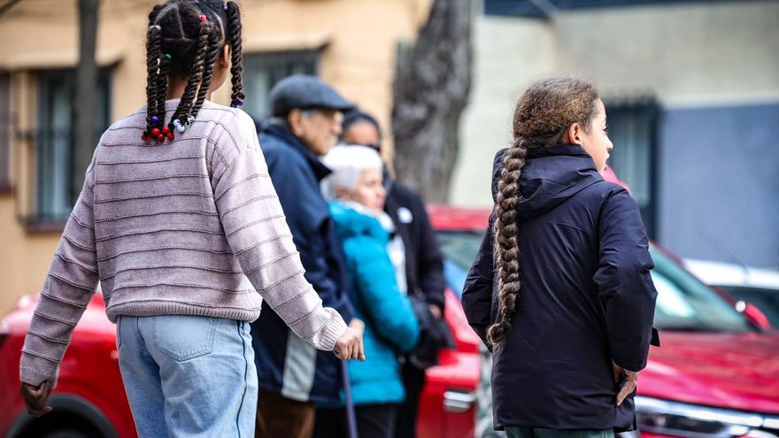 Imagen del desalojo en una vivienda de Villaverde, donde vivían los hijos de una víctima mortal por violencia machista en 2023