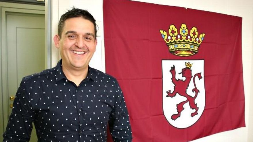 El senador valenciano Mullet con la bandera de León en los despachos de Compromís en el Senado.