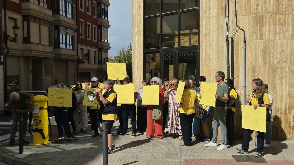 "De la ruta que llevaba ya no me queda ningún pueblo y he pasado de 3 a 8": la plantilla de Correos en Haro se moviliza ante los recortes