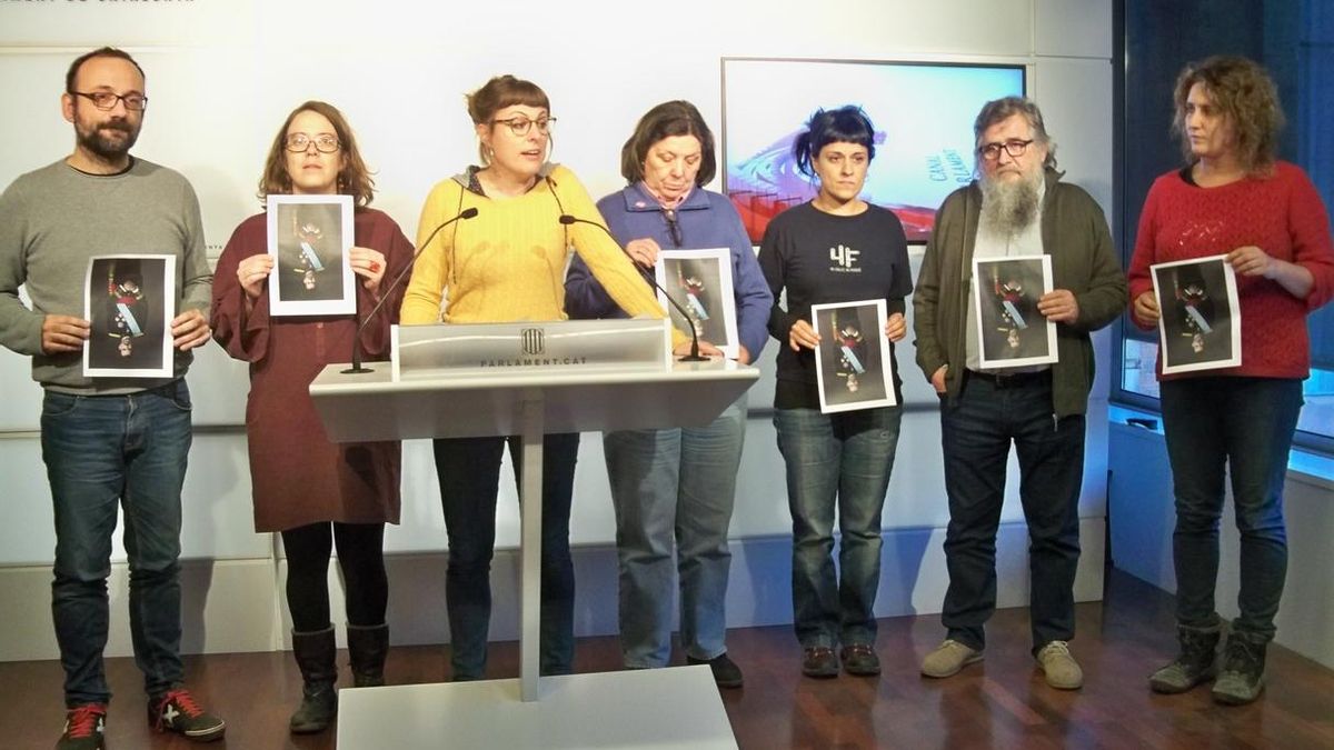Diputados de la CUP rompen la foto del Rey en el Parlament en protesta por las detenciones: "No tenemos miedo ni Rey"