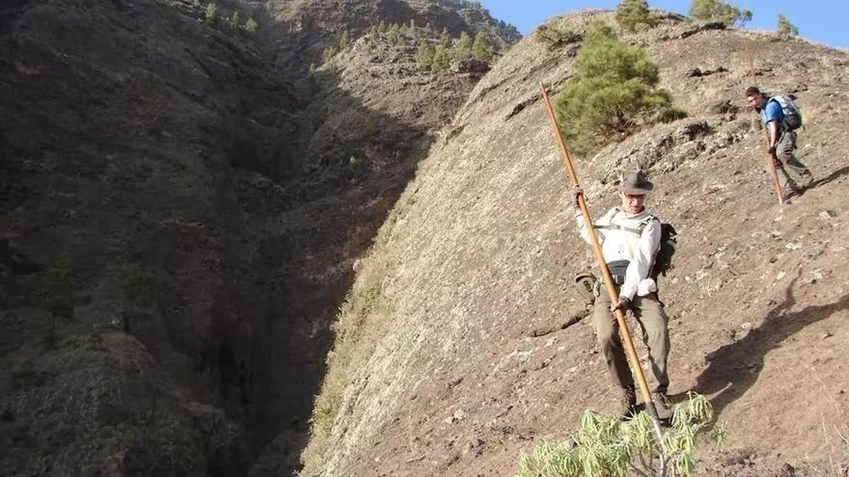 Imagen de archivo de dos practicantes del 'Salto del Pastor' en la ‘pasada’ pastoril del Pulpito Risco, en la cara norte de La Caldera de Taburiente. Foto: Carlos Cecilio Rodríguez.