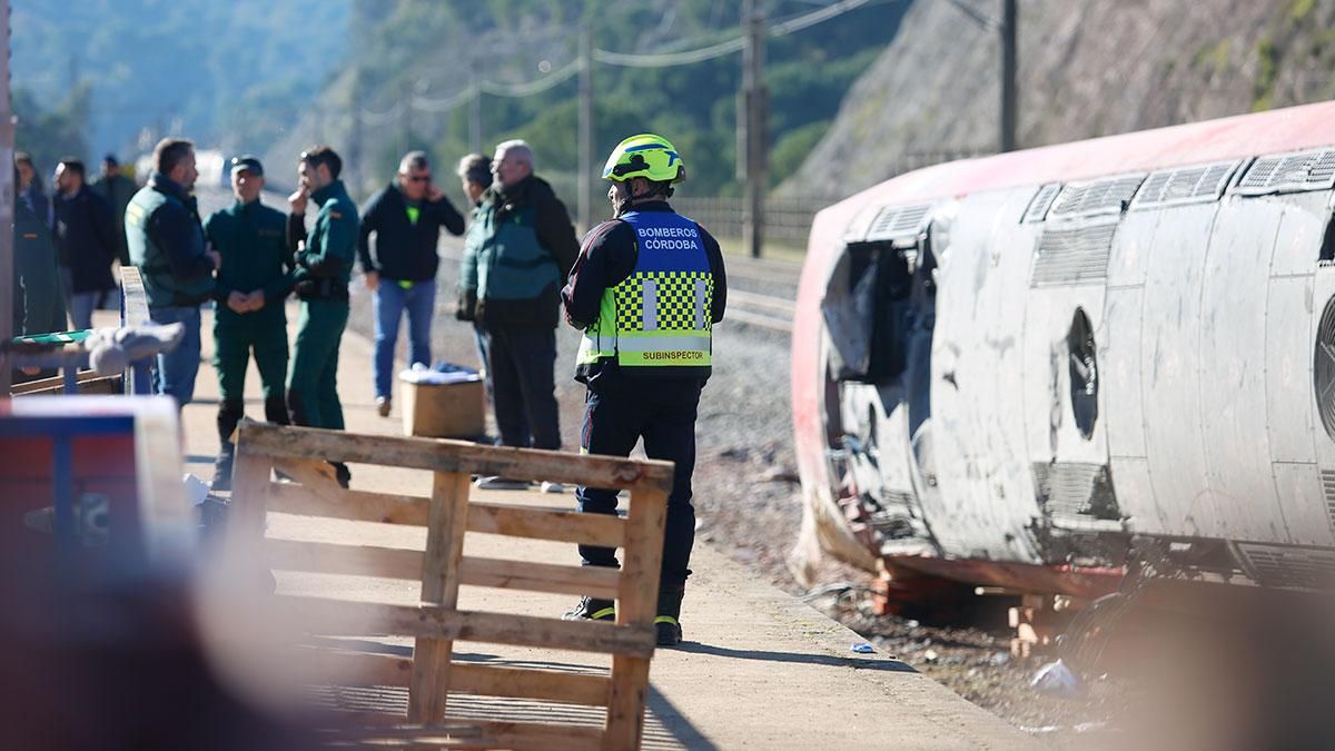 Bomberos y guardia civil trabajando en la zona