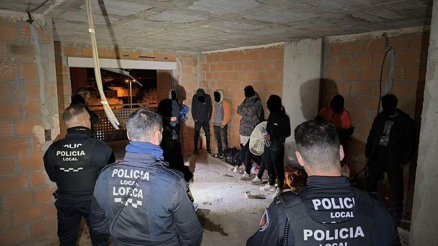 Imagen de una de las intervenciones de la Policía Local de Lorca en un edificio que lleva años en construcción y había sido habitado por personas en situación de exclusión social. AYUNTAMIENTO DE LORCA