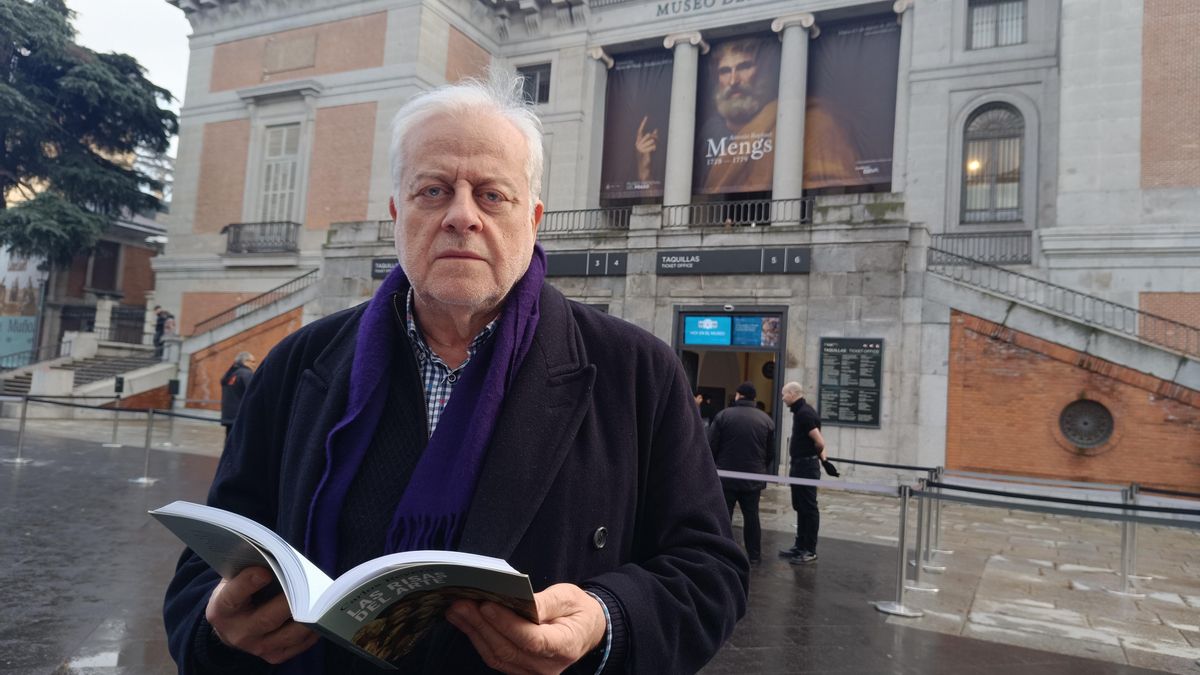 Carlos Reyero con su libro ‘Las risas del arte’ (Cátedra, 2026) en el Museo del Prado