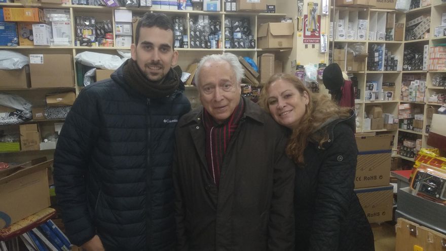 Pequeños comercios se reconvierten para sobrevivir como locales de reparto de la gran distribución