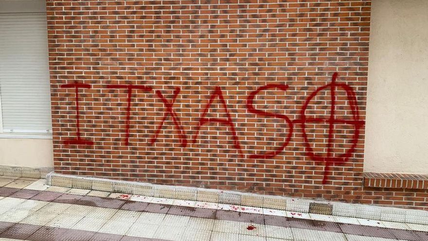 Pintadas en la sede del PSE-EE de Hernani.