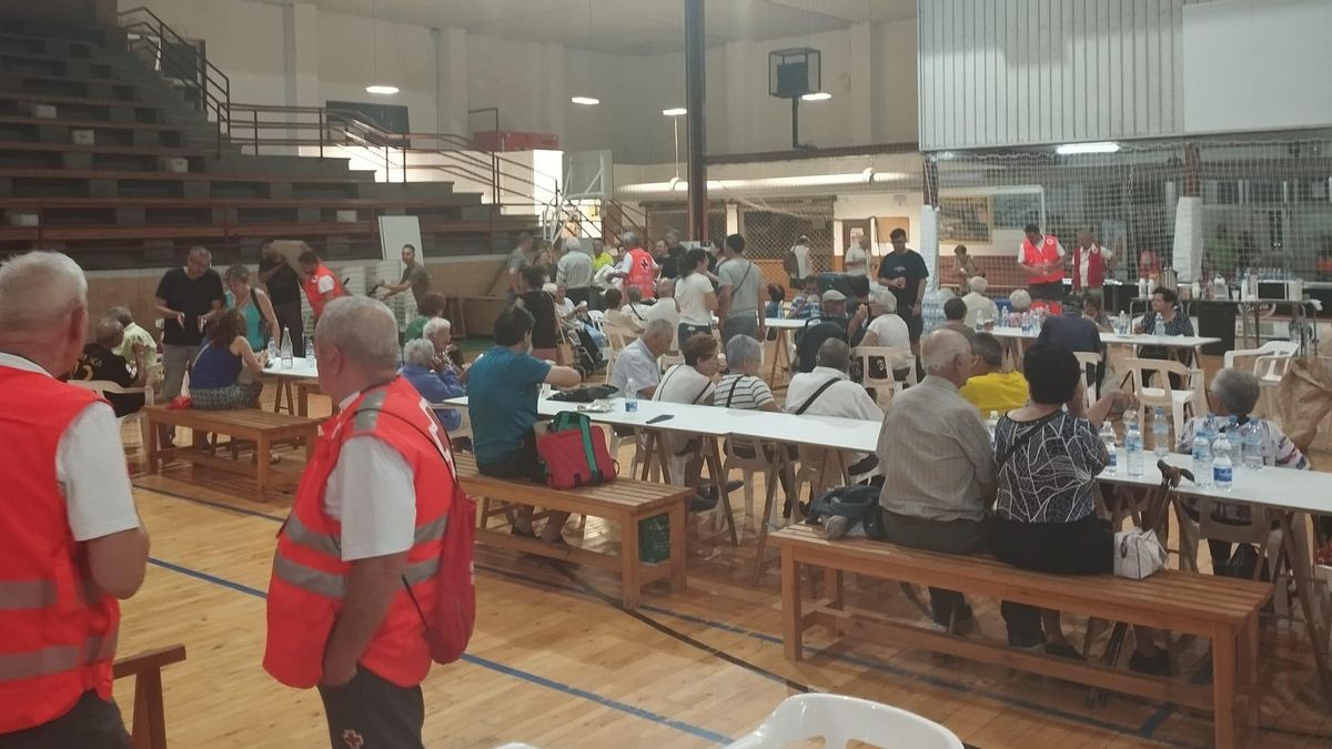 Albergue de Cruz Roja para afectados por los incendios en La Bañeza.