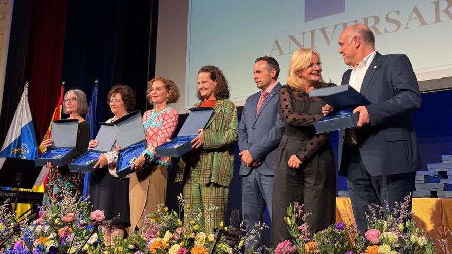 Entrega de reconocimientos  por el 25 aniversario del Hospital Universitario de La Palma.