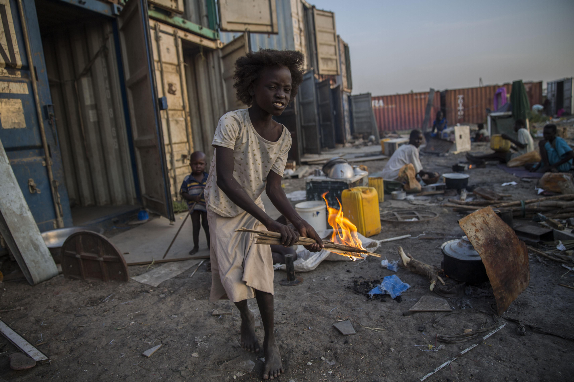 Actualmente casi 48.000 personas viven en el campo de Protección de Civiles de Naciones Unidas (PoC) de Malakal tras la llegada en verano de más de 16.000 desplazados. Muchos proceden de áreas donde el acceso humanitario lleva meses cortado por la inseguridad en la zona. La falta de ayuda obligó a miles de personas a huir del conflicto y el hambre; la mayoría llegó sin nada. Fotografía: Anna Surinyach/MSF