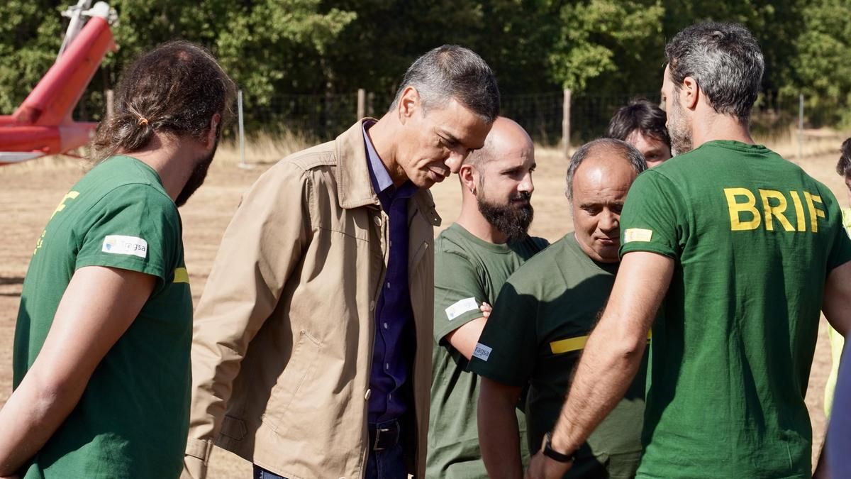 Pedro Sánchez en la base estatal de las Brif de Tabuyo del Monte durante los incendios de 2025.