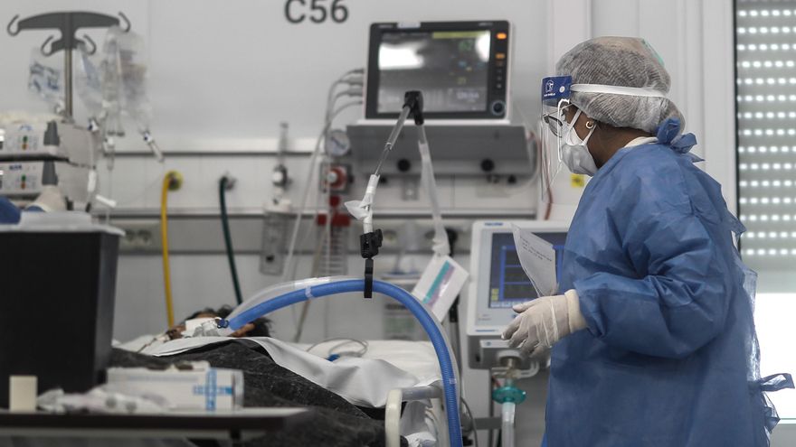 Personal médico realiza controles de rutina a pacientes COVID-19, el 6 de septiembre de 2020, en un hospital de la Provincia de Buenos Aires (Argentina). EFE/Juan Ignacio Roncoroni
