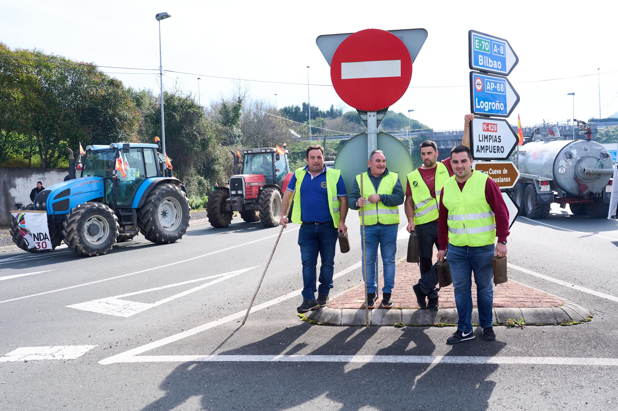 Algunos manifestantes llegando a la rotonda de Colindres.