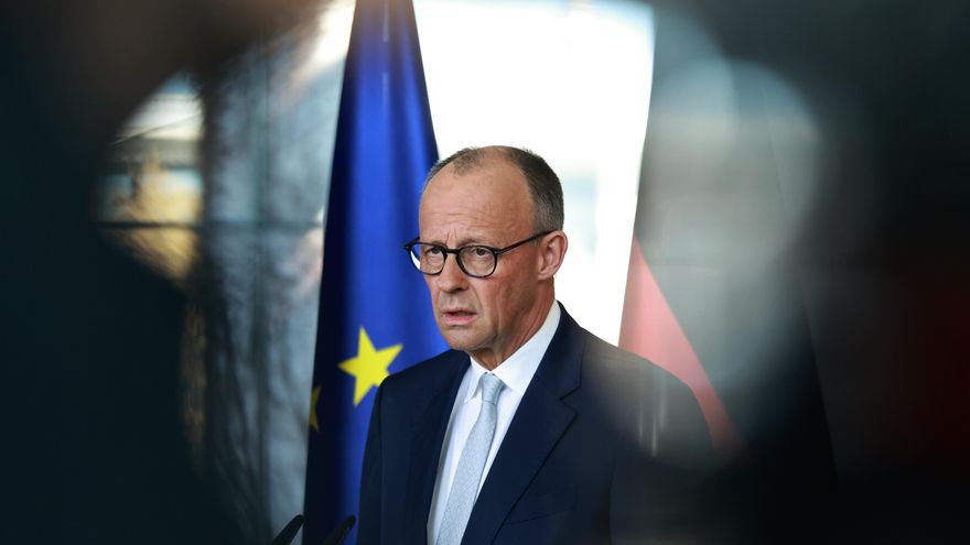 El canciller alemán Friedrich Merz ofrece una rueda de prensa en la Cancillería en Berlín, Alemania, 09 de abril de 2026. El canciller alemán Friedrich Merz hizo una declaración sobre la situación política nacional y extranjera. (Alemania) EFE/EPA/CLEMENS BILAN