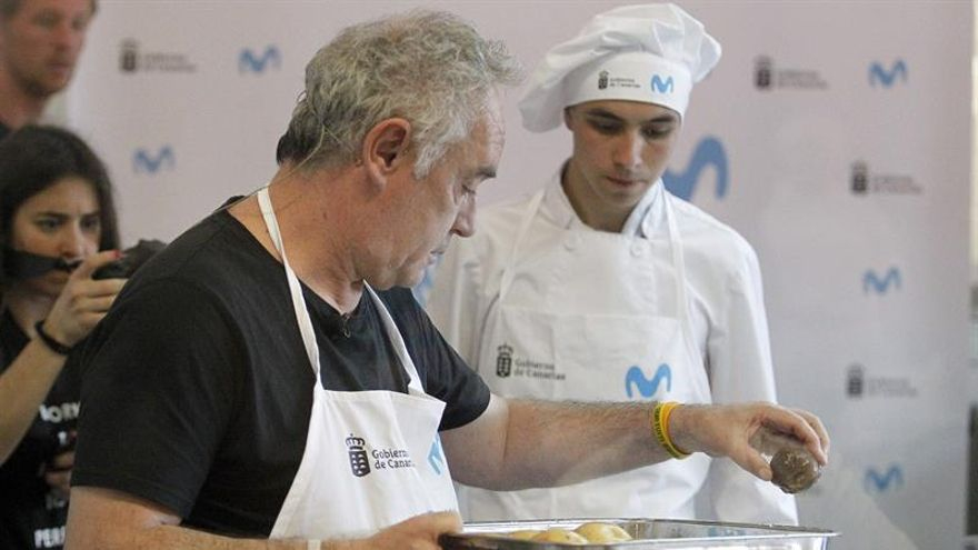 Ferrán Adriá maneja una papas en la elaboración de su receta de puhero canario
