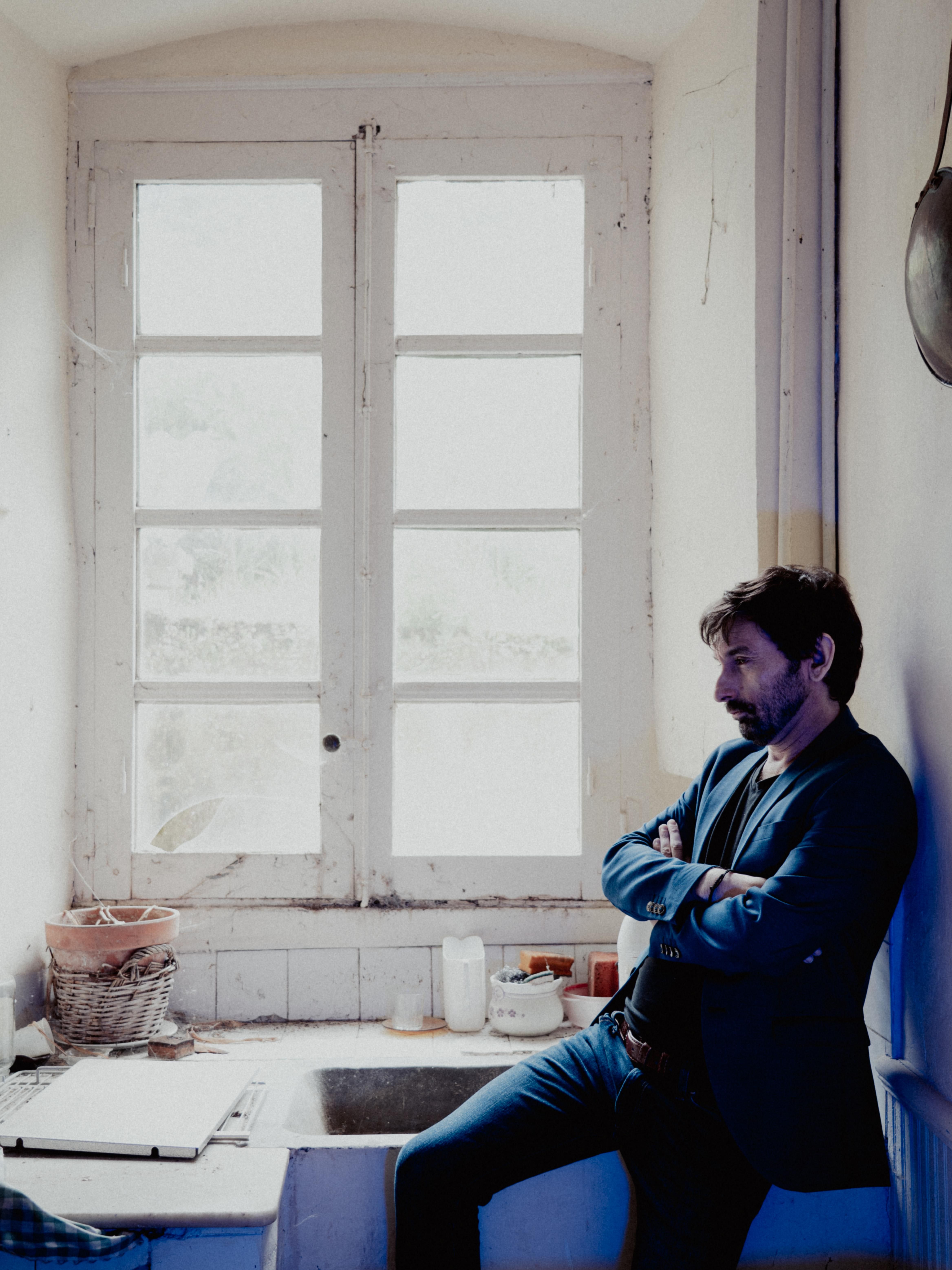 Foles, al igual que los dos adelantos previos "Cuerpo de cerilla" y "Canción fatal", también formará parte del disco "Solicitud".