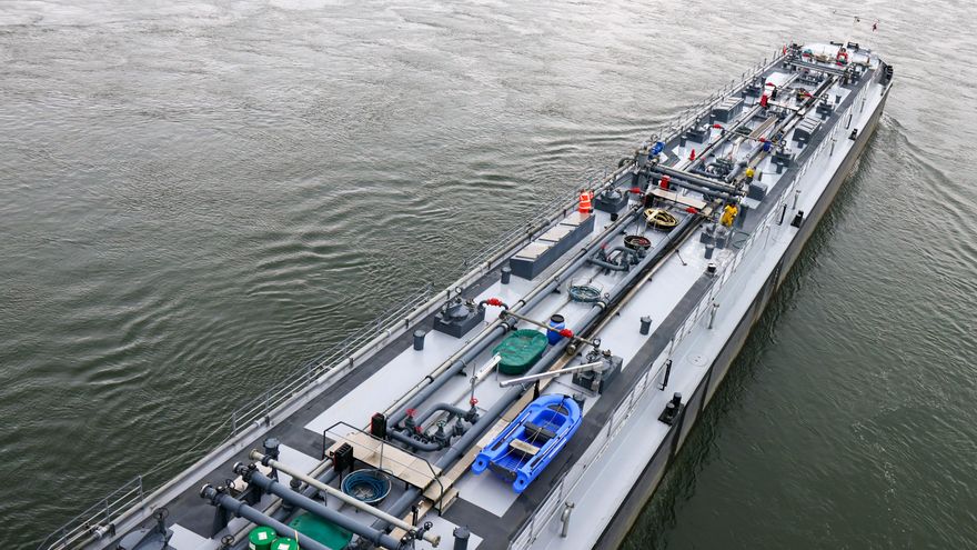 Imagen de archivo de un buque cisterna que transporta productos petroleros navegando por el río Rin en Speyer, Alemania. EFE/EPA/RONALD WITTEK