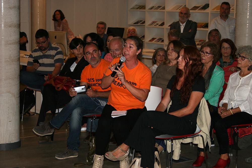 Representantes de la plataforma 'Tots som Cremona' preguntaron a Hernández por las políticas del Consell en educación