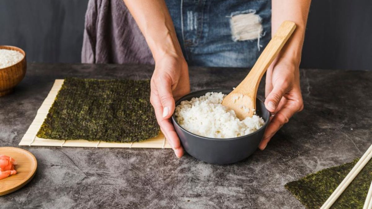 Para hacer sushi, es recomendable lavar el arroz hasta que el agua deje de salir blanquecina