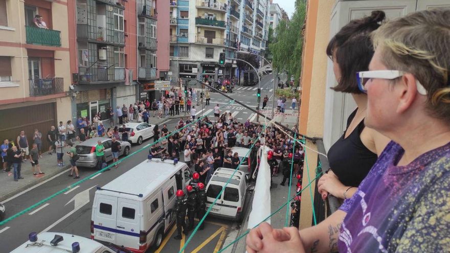 Anatomía de un desahucio en Hernani: criticas a la Ertzaintza y al Ayuntamiento por "difamar" a la afectada