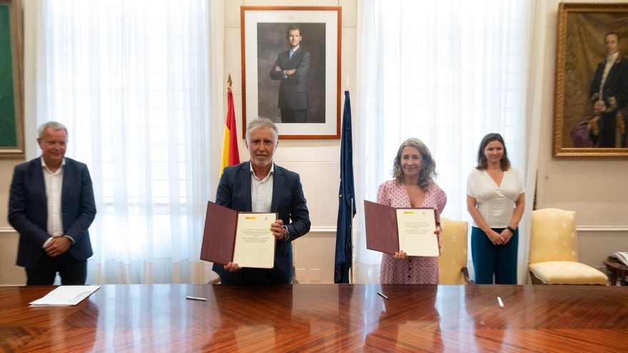 Canarias y Gobierno central firman en Madrid el aumento al 50% de la subvención al transporte en guagua y tranvía