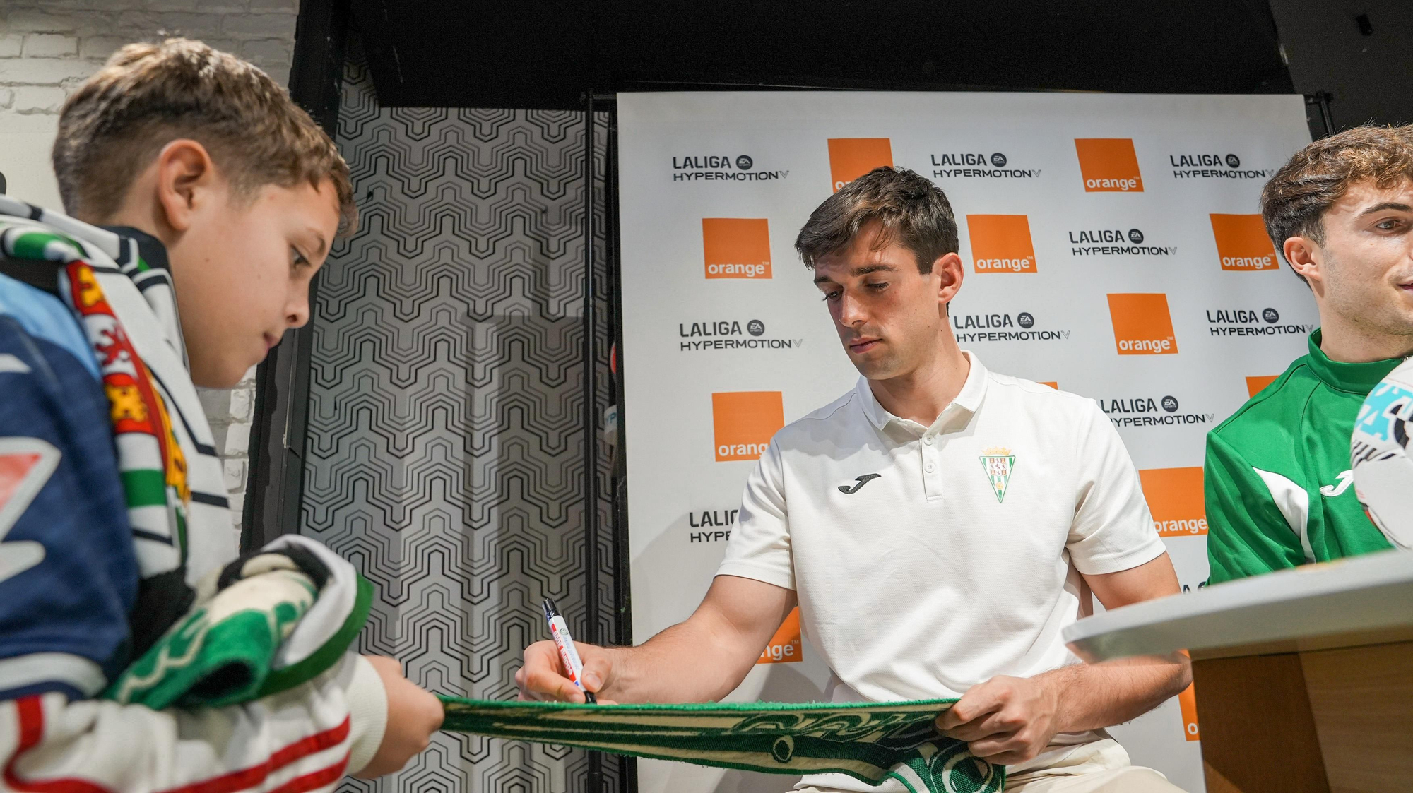 Mikel Goti e íker Álvarez firman autógrafos a los aficionados del Córdoba CF