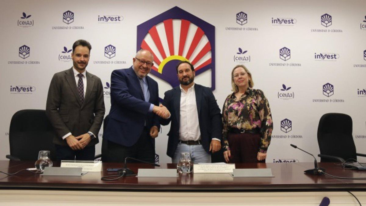 Manuel Torralbo (segundo por la izda.) y Felipe Molina (tercero), junto a representantes de la Facultad de Veterinaria