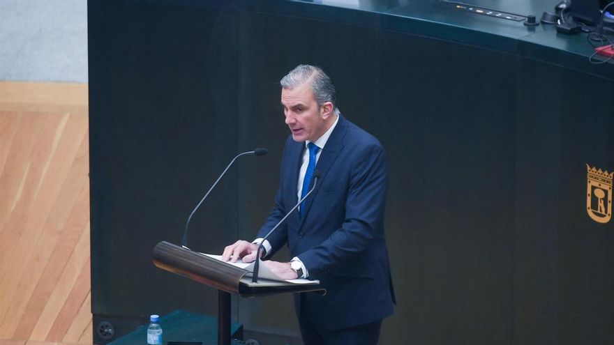 El portavoz del grupo parlamentario de Vox en el Ayuntamiento de Madrid, Javier Ortega-Smith, este martes en el pleno de la Asamblea de Madrid