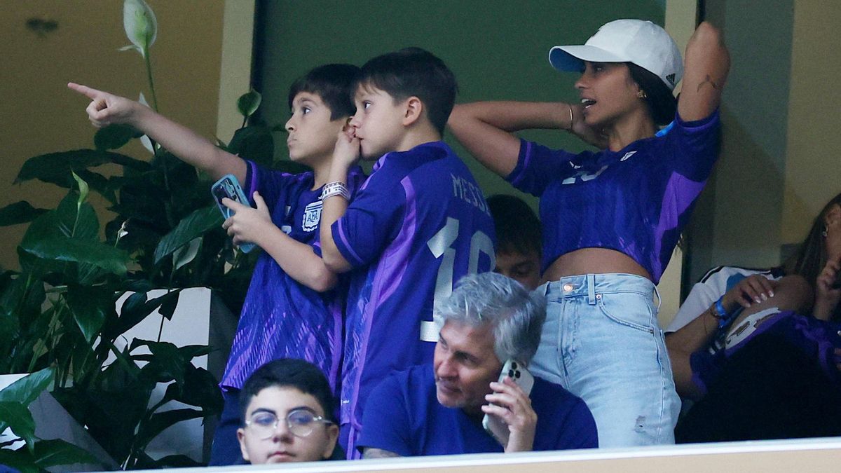 Jorge Messi junto a Antonela Roccuzzo, durante el Mundial de Qatar.