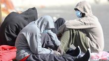 Grupo de migrantes que ha pasado la noche en el muelle de Arguineguín