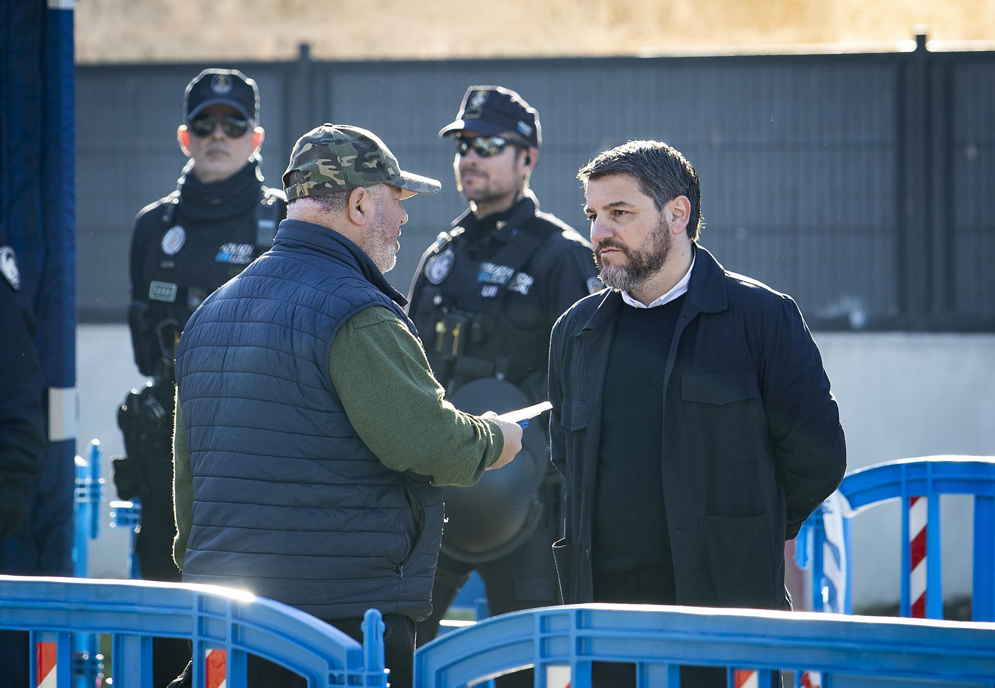 Otro de los afectados por el desalojo, con el primer teniente de alcalde de Palma, Javier Bonet (PP). "Aquí los políticos hablan mucho, pero no hacen nada", lamenta