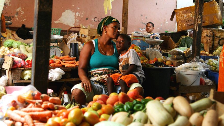 Venderora de frutas y verduras en el Mercado de Sao Filipe.