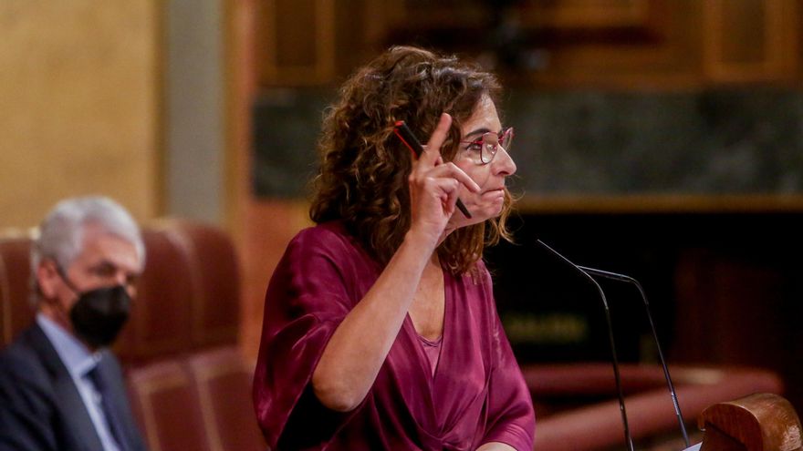 La ministra de Hacienda, María Jesús Montero, interviene en una sesión plenaria en el Congreso de los Diputados