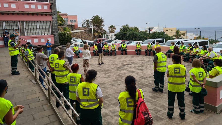 Mariano Hernández Zapata, presidente del Cabildo de La Palma, con las personas que participan en plan de empleo para continuar las labores de control de rabo de gato.