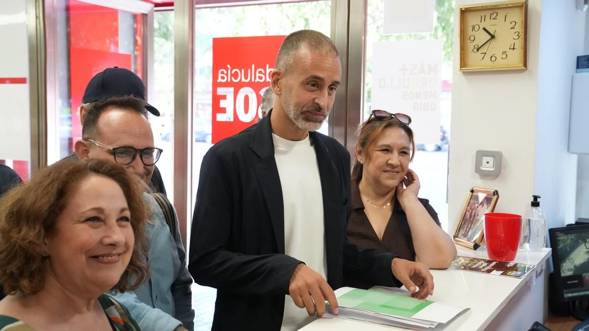 Ángel Ortiz presenta los avales recabados en el proceso de primarias del PSOE para elegir al candidato a la Alcaldía de Córdoba