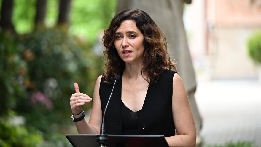 La presidenta de la Comunidad de Madrid, Isabel Díaz Ayuso (c), atiende a los medios tras ejercer su derecho al voto en un colegio electoral de Madrid, este domingo, en el que más de 38 millones de españoles están convocados para elegir a los 61 eurodiputados que representarán a España en el Parlamento Europeo. EFE/ Fernando Villar