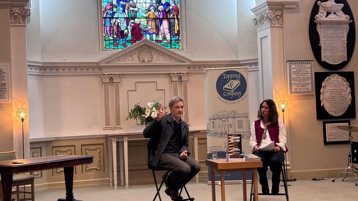 El periodista Patrick Radden Keefe durante la presentación de su libro este jueves en Bath, Inglaterra.