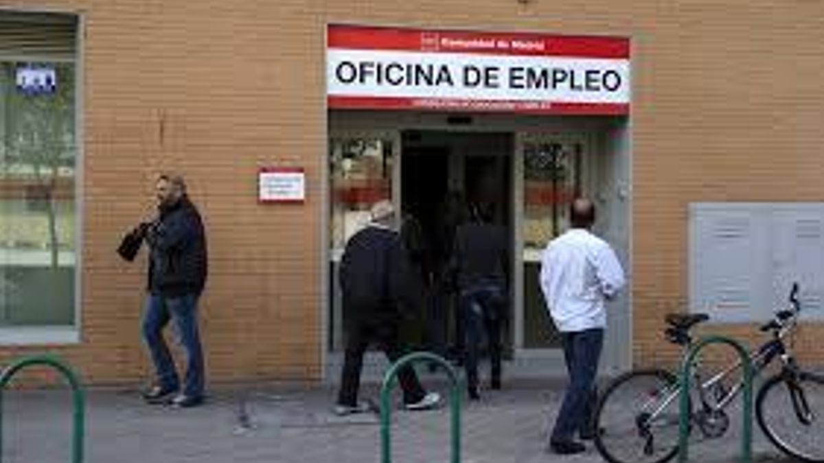 El paro bajó en Asturias en 955 personas en abril y cerró el mes con 50.480 desempleados