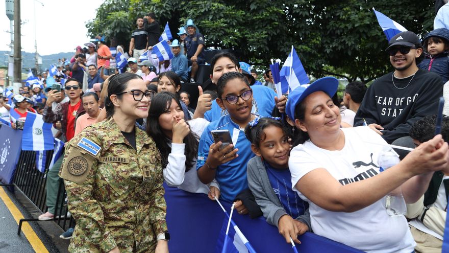 El Salvador conmemora 204 años de independencia con un desfile y patriotismo