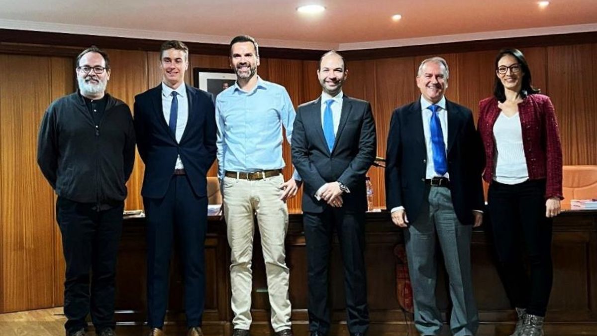 Carlos Frey (2º izda) ante el tribunal formado por los doctores Hugo Mélida (3º Izda), Joao Fernandes (4º Izda) y Mª José Clemente (1ª dcha) y con  los directores de la Tesis, Antonio Encina (1º izda ) y José L. Acebes (2º dcha).